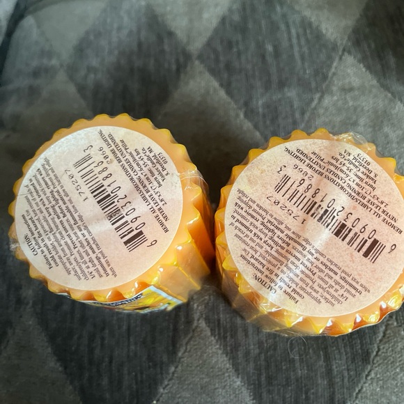 Yankee Candle Sunflower Fluted Pillar Candles Set of 2 - Picture 3 of 5